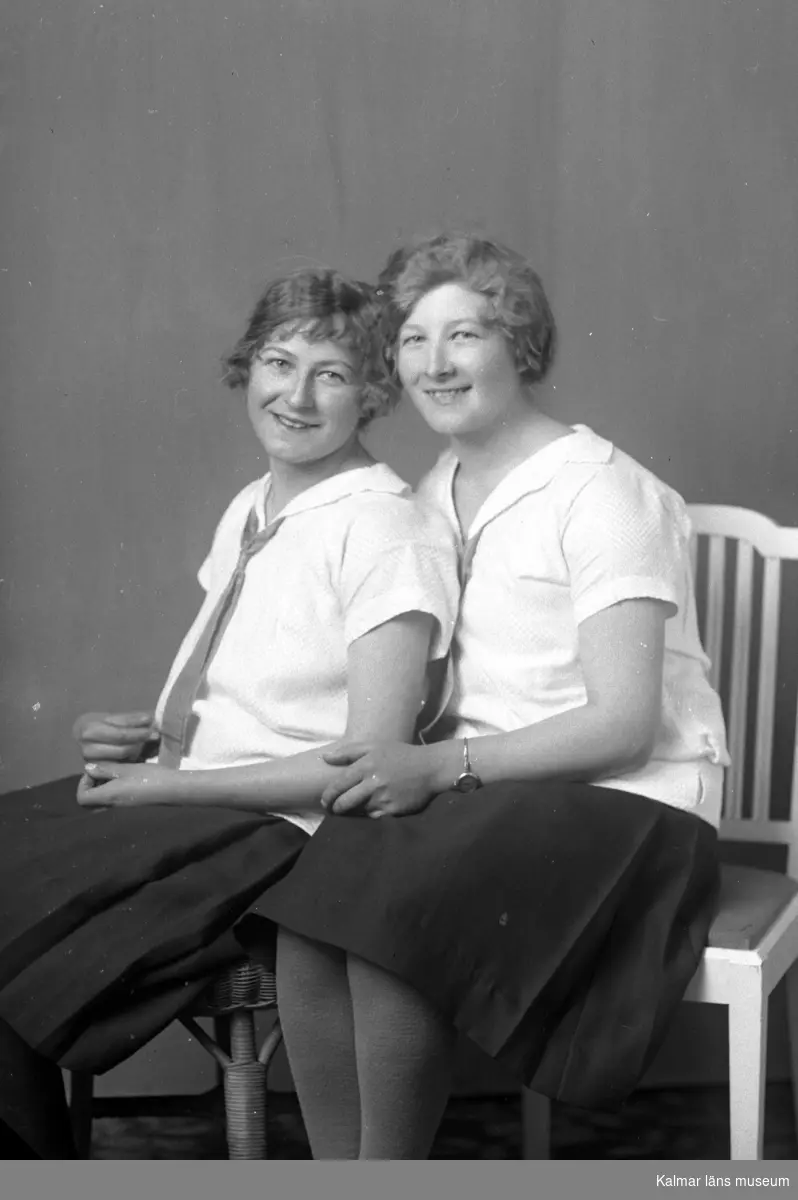 Bild på två kvinnor i tjol. Enligt Walter Olsons journal är bilden beställd av Elin Johansson. Kalmar läns museum känner inte till om den personen är avporträtterad.