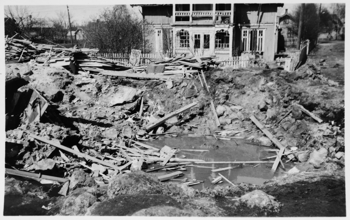 Fra Lillestrøm etter at de allierte hadde bombet Kjeller flyplass natten 28.-29. april 1944.