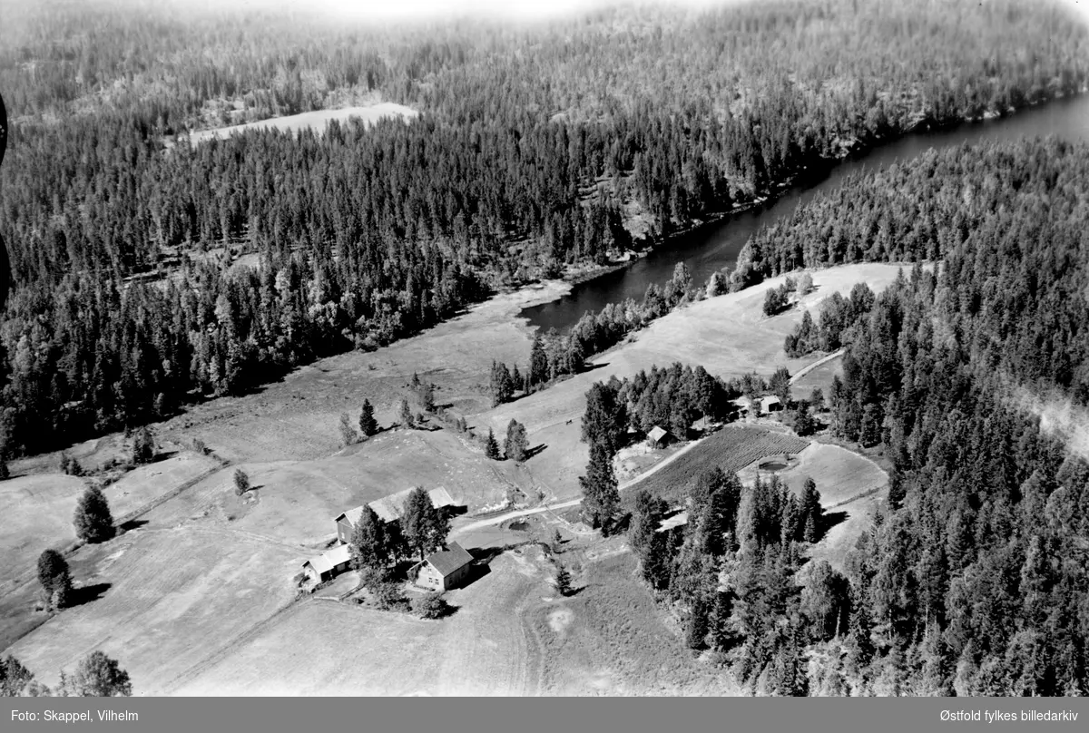 Flyfoto av gården Bergsjø i Svinndal, Våler 25. juli 1955. I bakgrunnen Bergsjøtjernet.