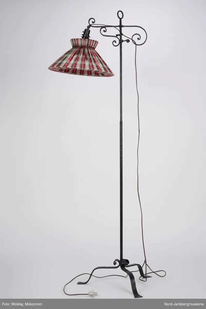 Smijernslampe med krysssfot med tre ben. Lampeskjerm av skotskrutet stoff (hyttestil)