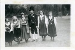 Arnfinn Brenden som 'brudgom' på Bagn Bygdesamling, 1946.