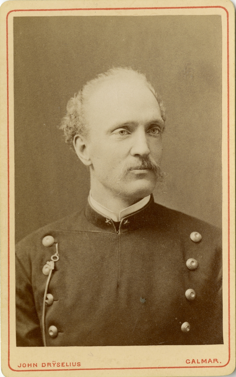 Porträtt av Georg Herman Wieslander, löjtnant vid Kronobergs regemente I 11.

Se även bild AMA.0002125.