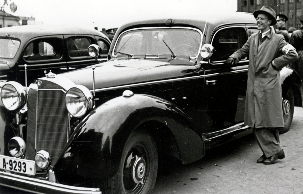 Fra fredsdagene i 1945. En mann lener seg mot Vidkun Quislings pansrede Mercedes-Benz 770 fra 1939.