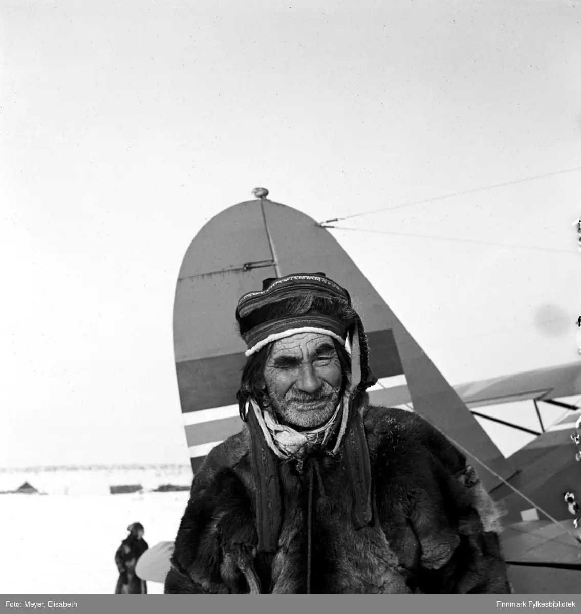 Johan Johansen Hætta fotografert foran flyet som landet på Kautokeinoelva. Påsketider 1940.