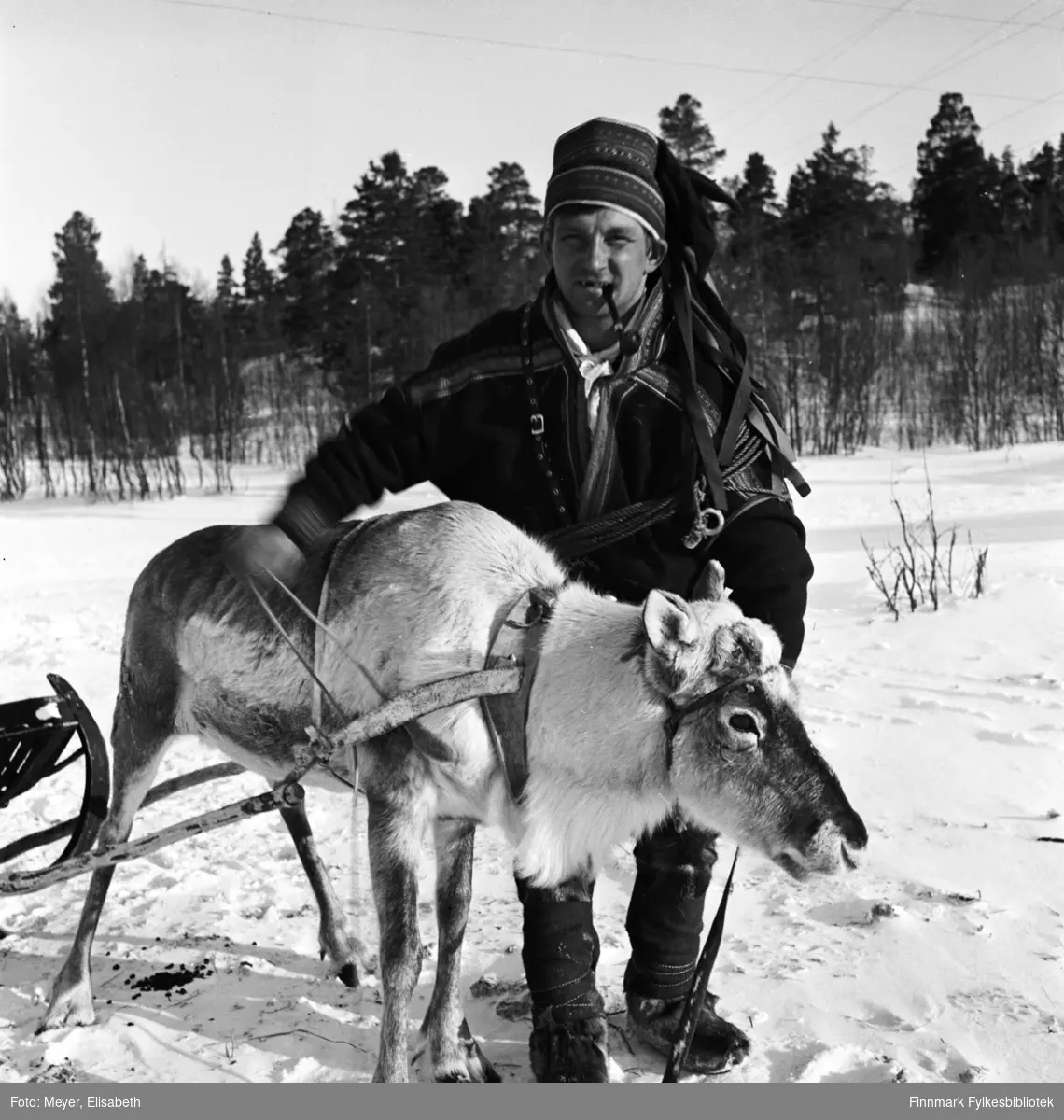 Johan Klemetsen Hætta fotografert mens han jobber med en av kjørereinene. Muligens fotografert i området rundt Gargia fjellstue.