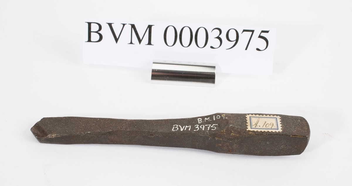 NTM: "Disse gamle jernbor er smidd ved Sølvverket og var
alminnelig brukt på slutten av det 19de århundre."
Jf. BVM 109, 3973-3974 og 3976.