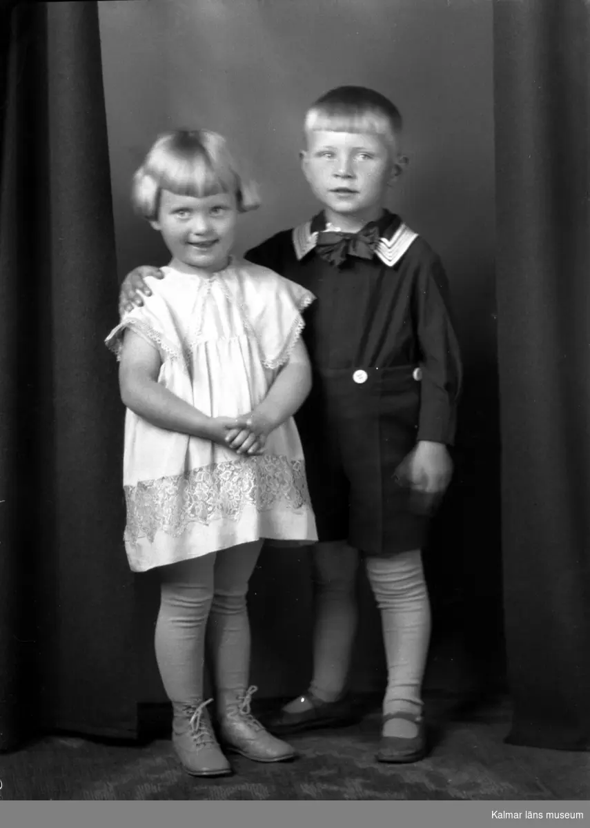 Bild på en pojke och en flicka. Beställare till bilden: Fru Astrid Johansson ifrån Kalmar.