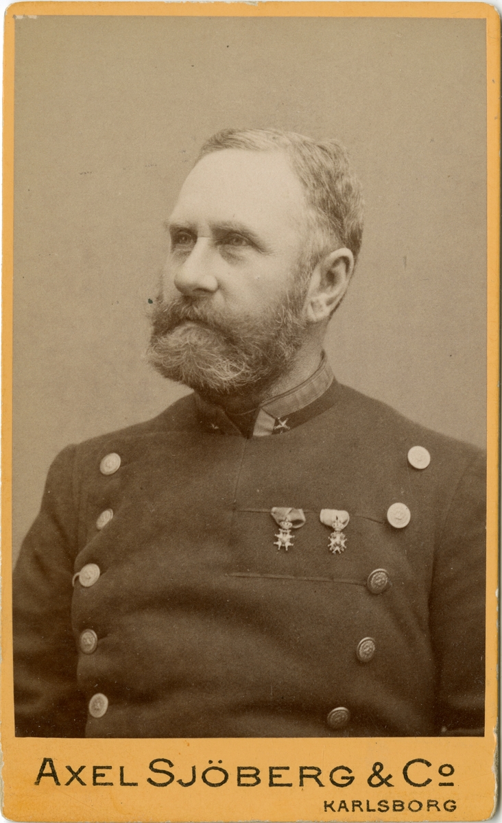 Porträtt av Ernst August Winroth, major vid Västgöta regemente I 6.
Se även AMA.0009224 och AMA.0009299.