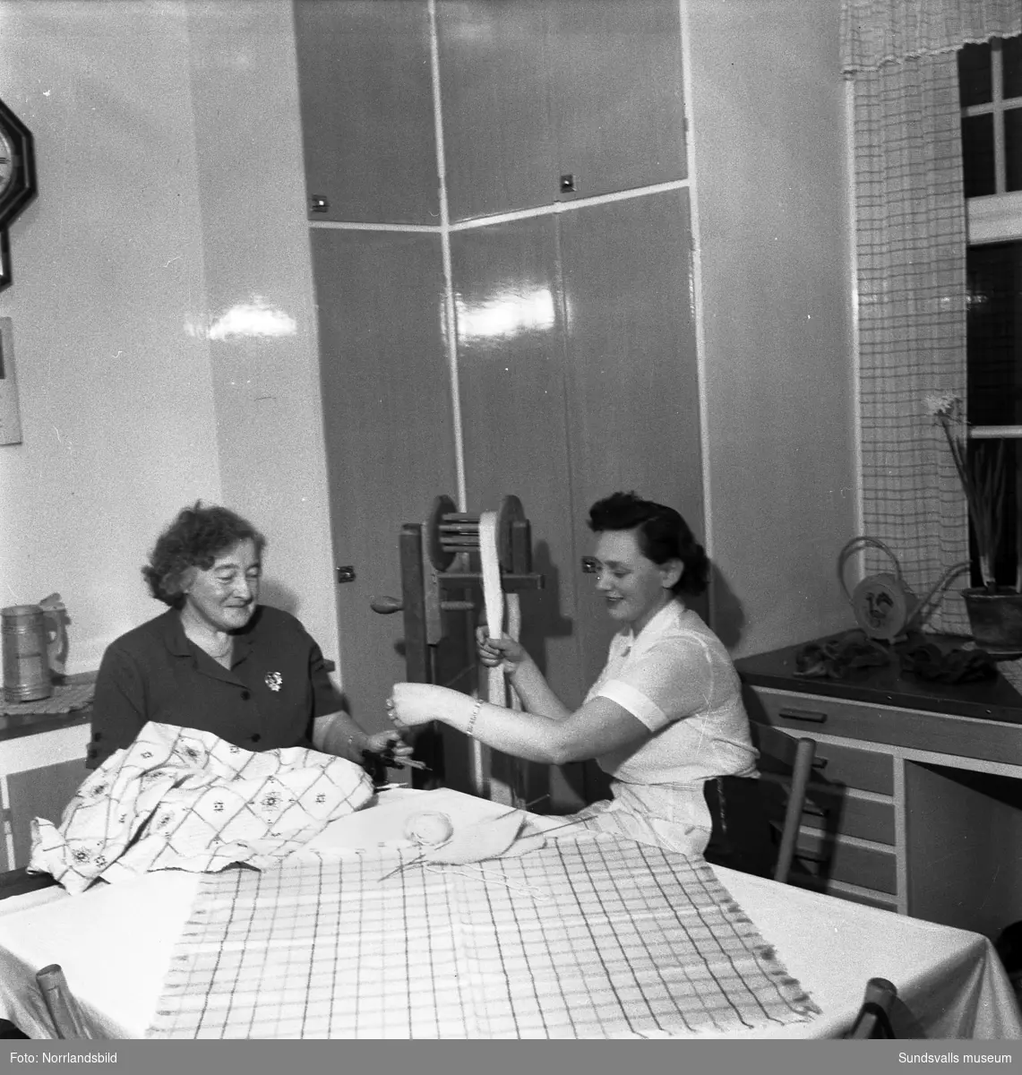 Julförberedelser i ett hem i Norrleringen, Torpshammar. Två kvinnor som handarbetar.