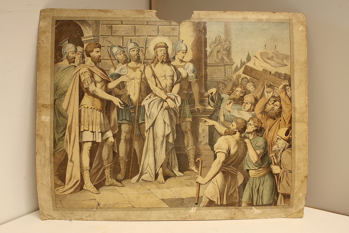 Rektangulær plakat. Folkemengde som bærer et kors. Jesus står midt i bildet, bundet på hendene. Omgitt av fem vakter. Høyde med kors på i bakgrunnen. Noe tegnet på med blyant. Skade i midten oppe.
