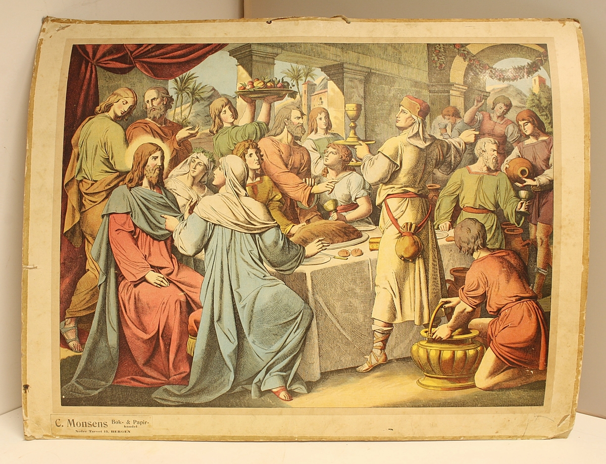 Rektangulær plakat. Folkemengde rundt et bord. Mat og drikke serveres. Jesus sitter i høysetet. Hyssing til oppheng. Tegnet med kritt på baksiden.