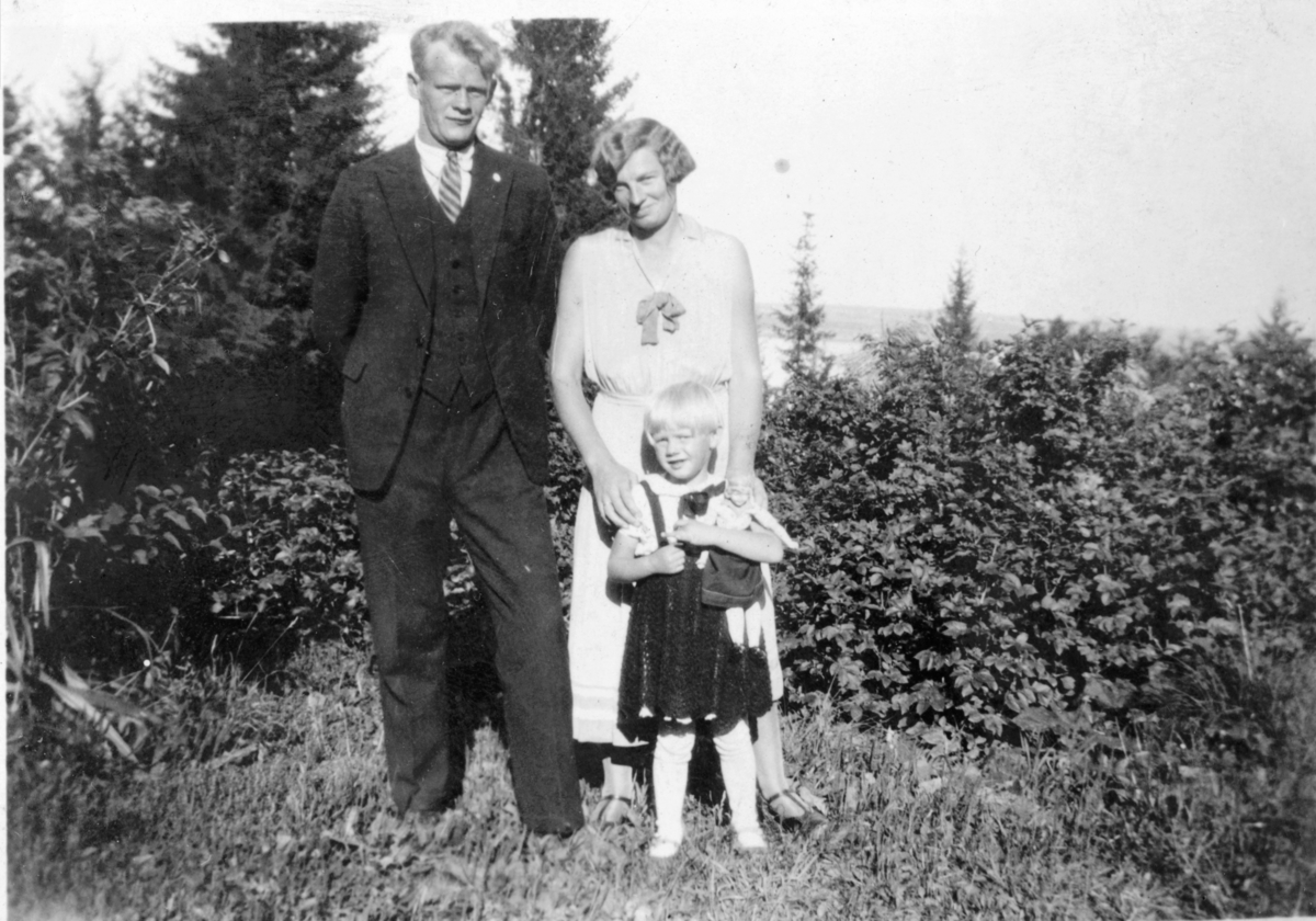Rolf ( 1906-1977) og Thora Lindby (1906-1972) med Else Margrethe f. 1929(gift Syversen, Rønningen, Helgøya).