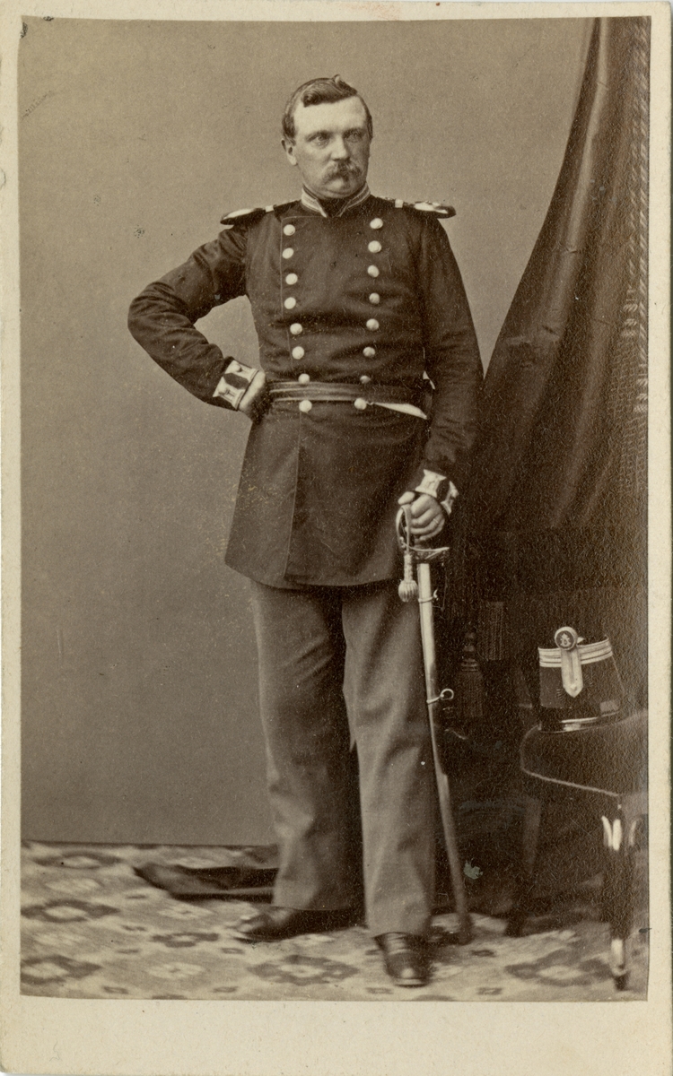 Porträtt av Adolf Georg Hjalmar Åberg, kapten vid Jönköpings regemente I 12.
Se även AMA.0009328.