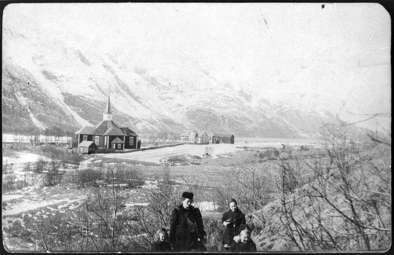 Dolstad Kirke og prestegården ca.1912.Sett fra Dolstadåse  (Haravollan),Jacobine Angermo og barna på tur. 