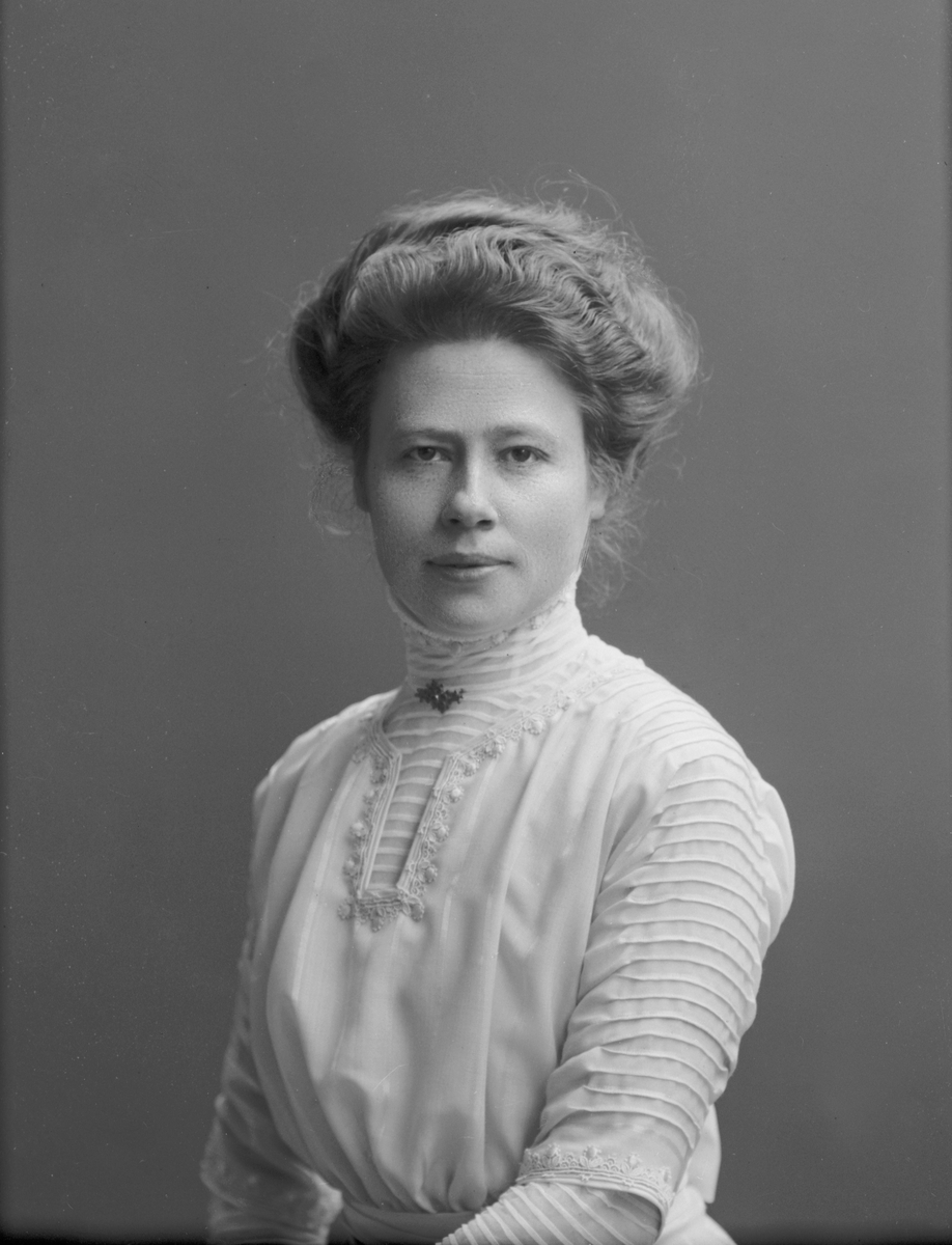 Porträtt från fotografen Maria Teschs ateljé i Linköping. 1911.
Beställare: Lönngren. Övr. uppg.: "kvinna"