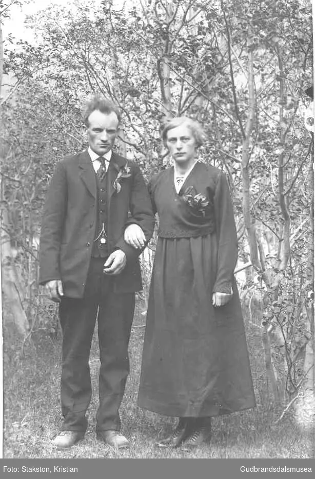 Brudeparet Ola Grjotheim (f. Bergon 1891) og Rønnaug Grjotheim (f. Kleiven 1899)