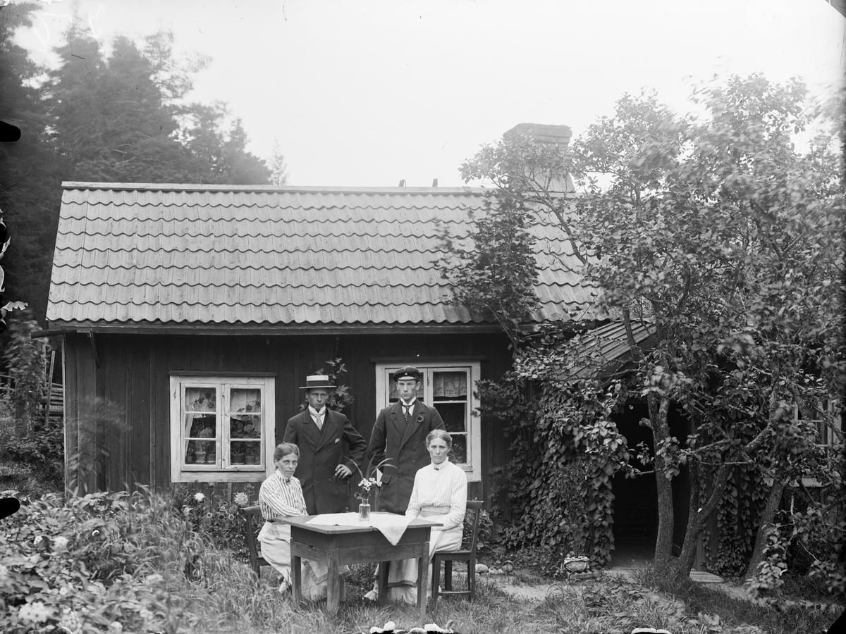 Två systrar Johansson med varsin son, Oscar Alväger och Karl Alväger, Fröslunda, Altuna socken, Uppland