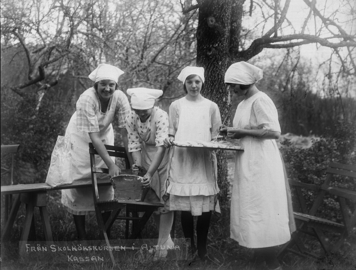 "Kassan", fyra flickor på skolkökskurs, Billerstena, Altuna socken, Uppland 1923