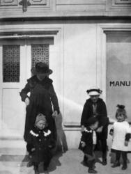 Barn på Goma. Manufaktur. "Dutti, Nora, Erna, Herlof og mig"