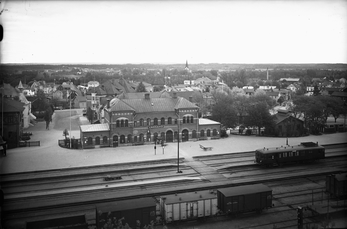 En bild över Värnamo järnvägsstation med staden i bakgrunden.