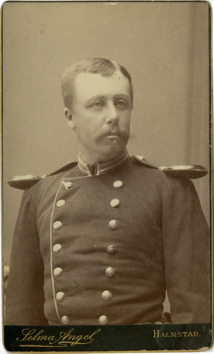 Porträtt av Carl Julius August Waernmark, officer vid Kalmar regemente.
Se även bild AMA.0009269.