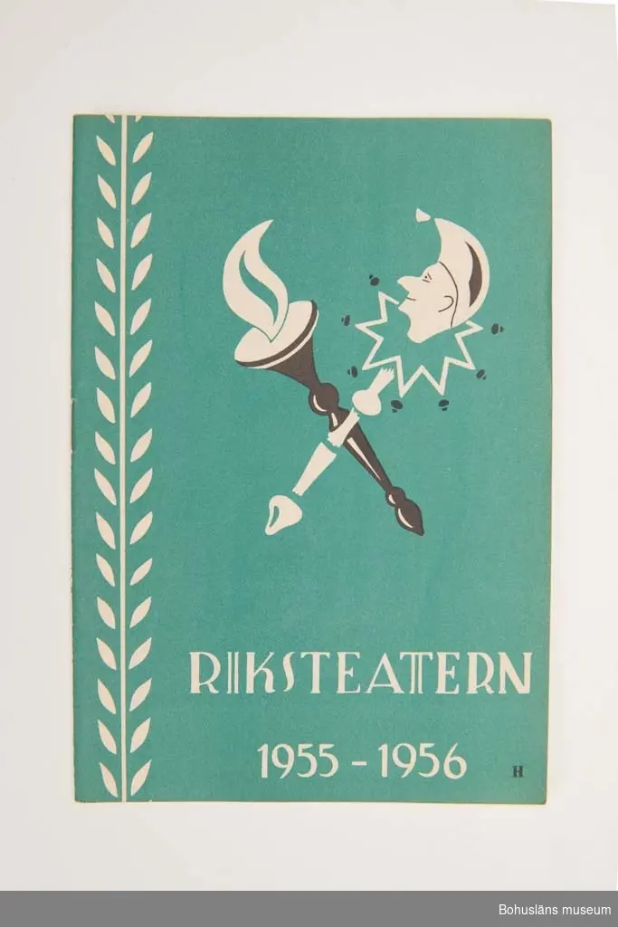Tryckt teaterprogram, Riksteatern 1955 - 1956, "Major Barbara". Tvåfärgat omslag och inlaga 16 sidor sv/v med presentation av föreställningen och den aktuella uppsättningen med dess medverkande, med fotografier. Annonser. Tillverkare: Tryckeri AB Småland i Jönköping.