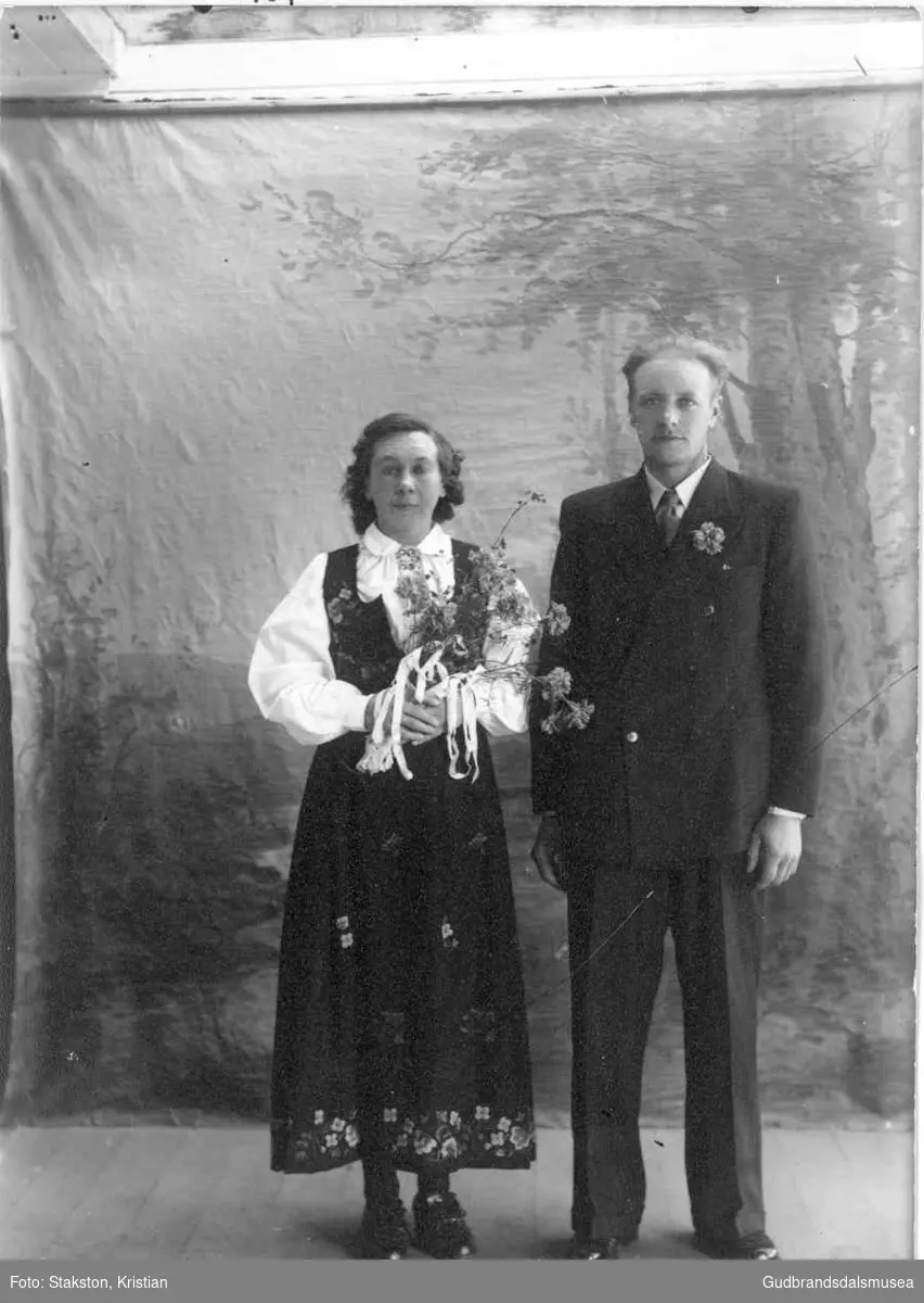 Brudeparet Per Godtland (f. 1918) og Olga Godtland (f. Sveine 1924)