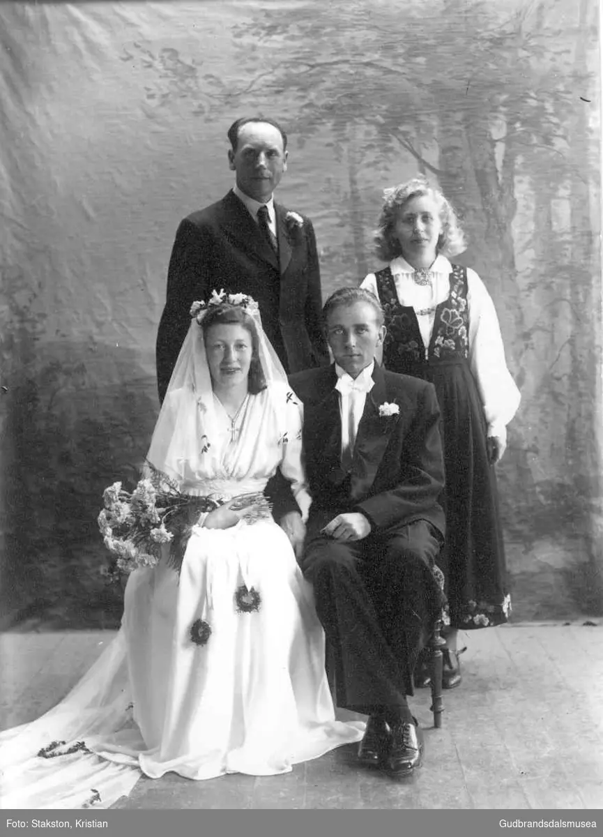 Brudeparet Trygve Forberg (f. 1923) og Mildrid Forberg (f. Bakken 1924).  
Bak: Otto Forberg (f. 1908) og Eline R. Forberg (f. 1923 g. Hanstad)