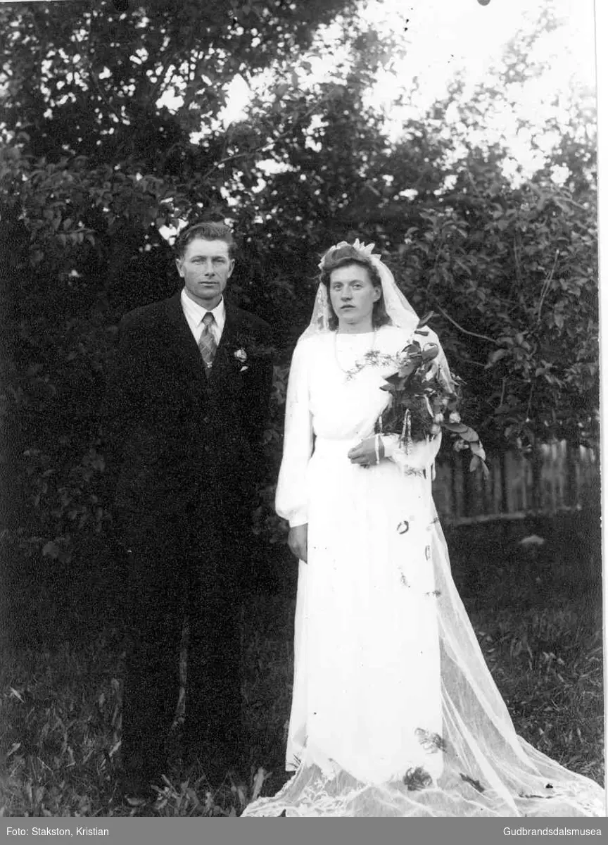 Brudeparet Gudmund Øyberg (f. 1918) og Sofie Øyberg (f. Åmodt 1924)