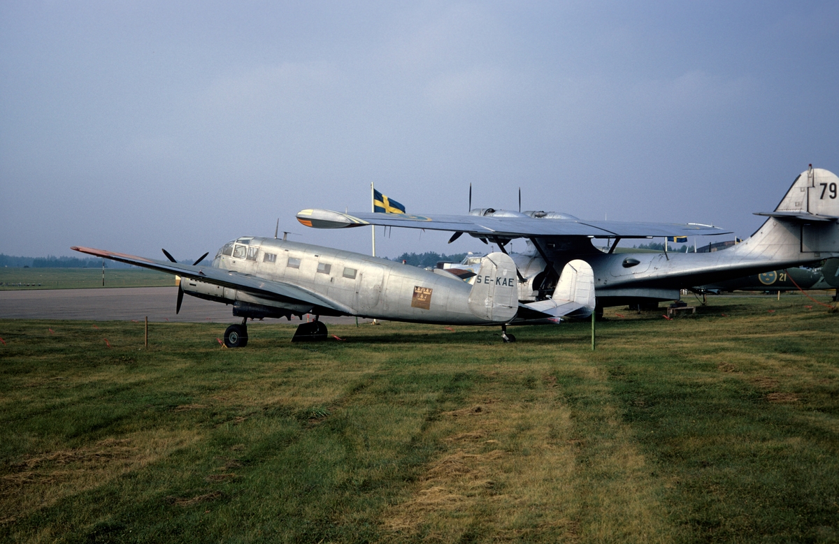 Flygplan TP 47 Catalina samt Siebel Si 204 med civilregistrering SE-KAE uppställda vid flygdagen på Malmen, 10 september 1972. Bildserie.