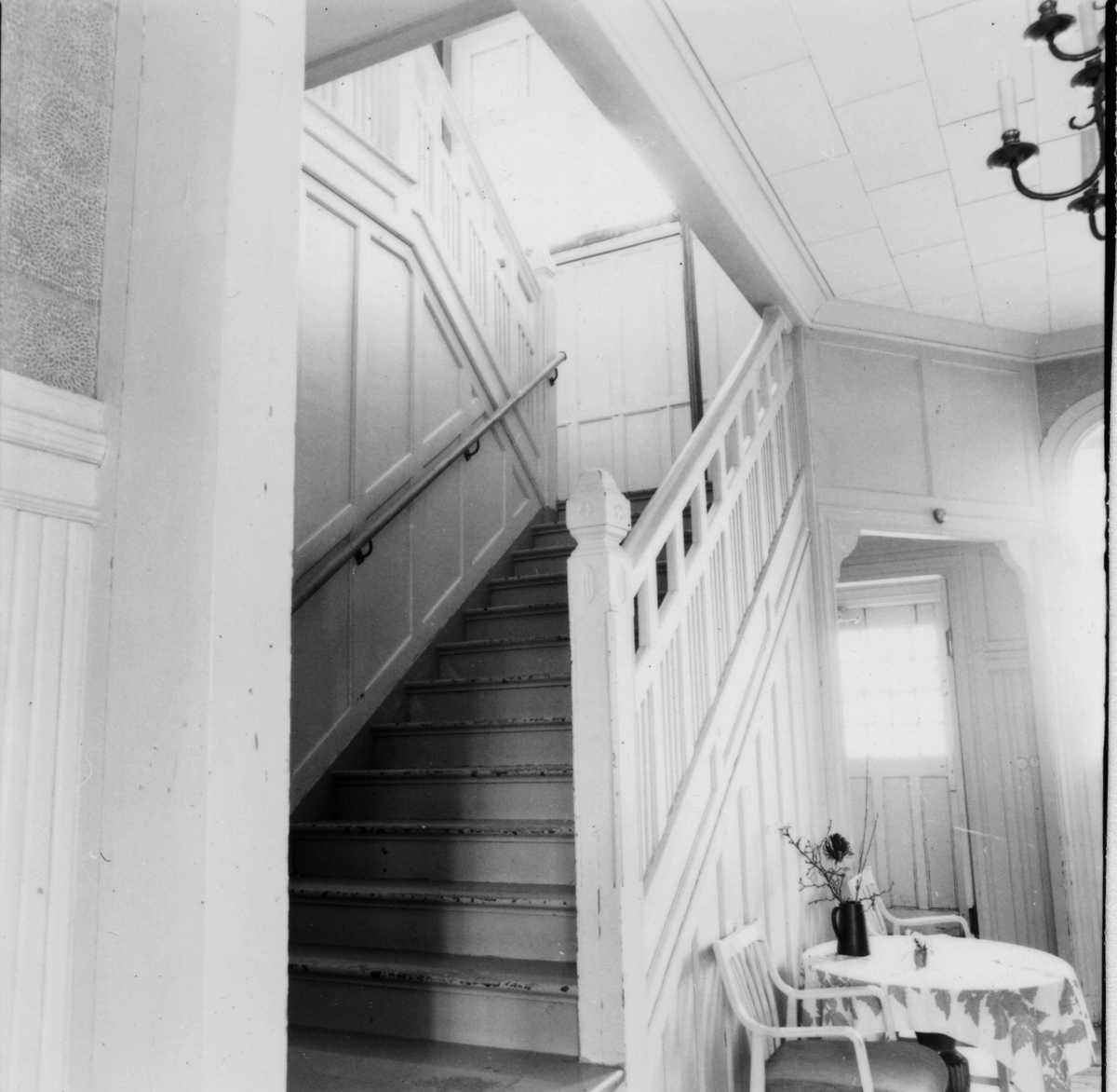 Bottenvåningen, trappa i hallen.