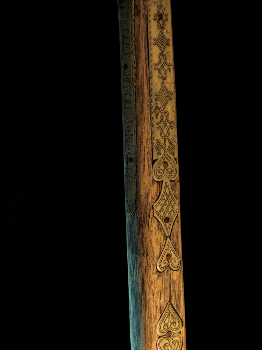 Brudestav skåret i et stykke. Inlegg av gevir (alt. ben) med ornamentikk og innskrifter.