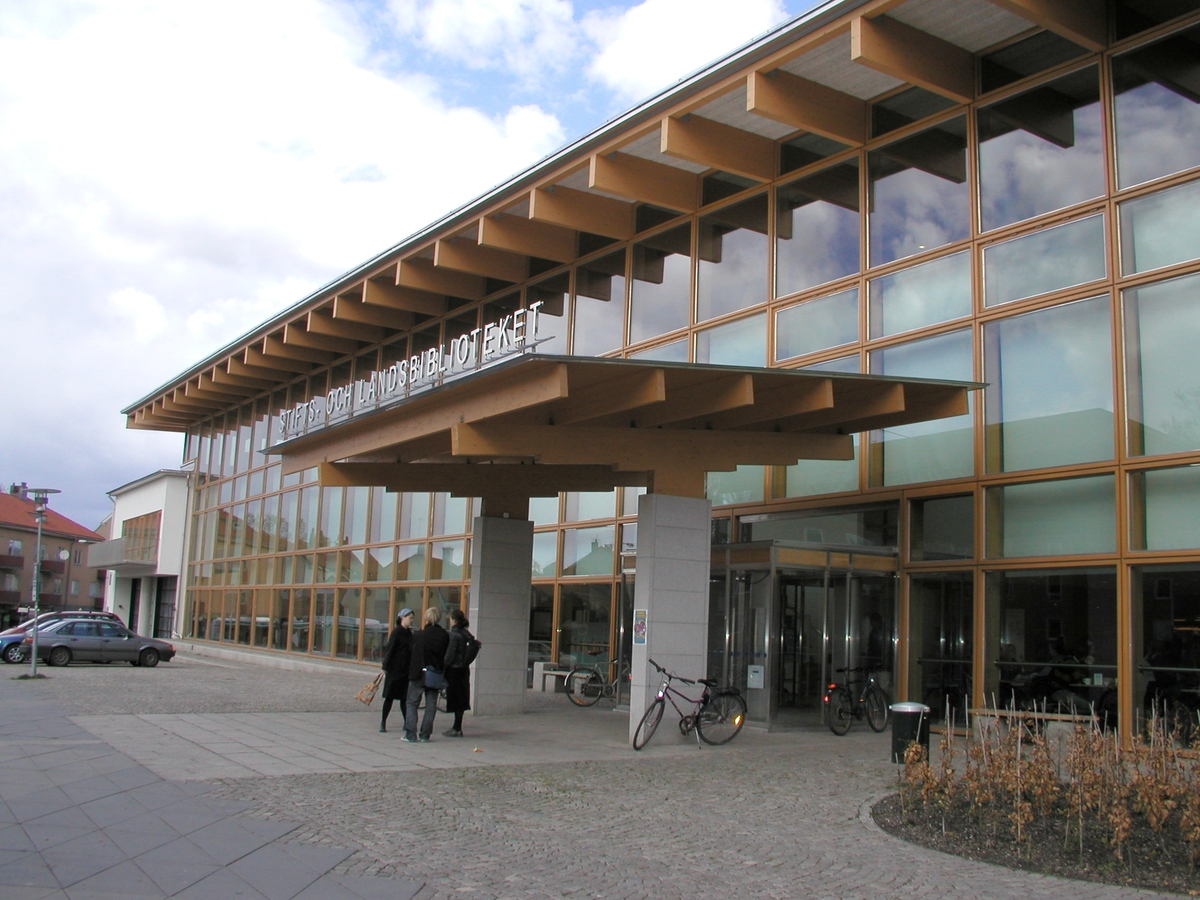 Exteriör av Stifts- och landsbiblioteket, entrén sedd norrut.
Arkitekten Johan Nyrén ritade förslaget Vända sida och invigningen var 2000-03-16. Byggnadens rena naturmaterial speglar ett ekologiskt tänkande. Under Arkitekturåret 2001 valdes biblioteket till Linköpings mest populära moderna byggnad.