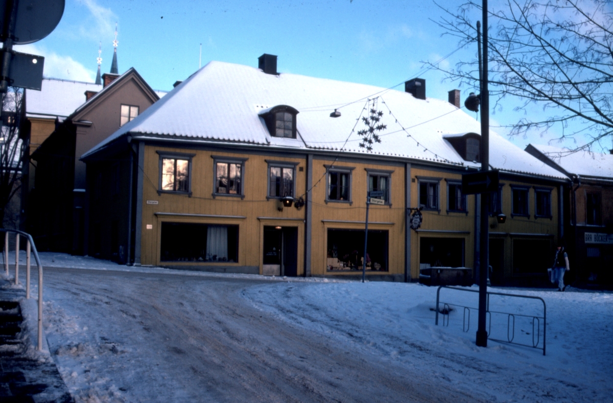Orig. text: Hemslöjdshuset, Storgatan 41.

Hydénska gården (hemslöjdshuset), uppfördes omkring år 1720. Den till- och påbyggdes på 1750-talet. Under 1737-39 fanns här stadens första apotek och bokhandel (1766). År 1865 uppfördes det lilla gatuhuset (mot Läroverksgatan) och magasinet på gården av Mauritz Hydén som drev järnhandel här.