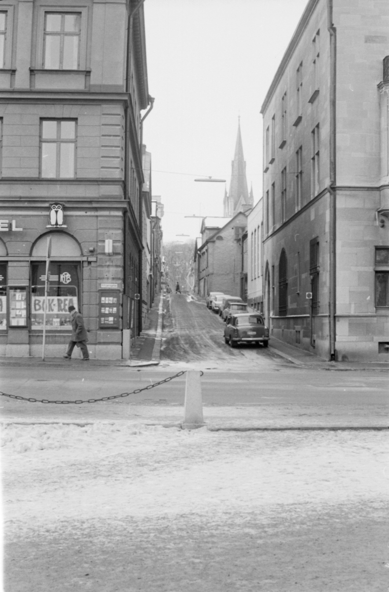 Orig. text: Borgmästaregatan västerut mot domkyrkan från korsningen med S:t Larsgatan. Henric Carlssons bokhandel syns till vänster.