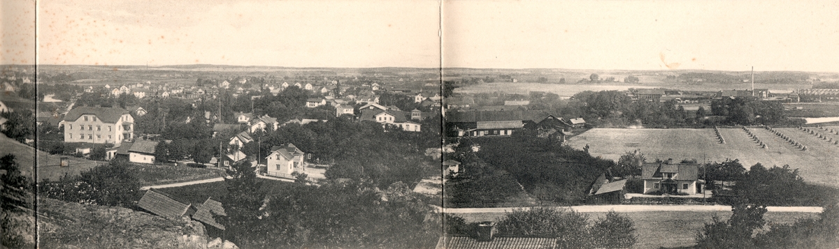 Bildtext: Panorama över Linköping och Tannefors.
Panoramavykort i tre delar, detta är slutet. (Början, bild LISi93).
Hällgatan, vänster i bild, mellan berget och byggnaderna. Ekholmsvägen (idag Brokindsleden) höger i bild.
Byggnaden vid Ekholmsvägen är Jonasdal, flyttat från Villa Berg 1909.
Byggnaden i korsningen Hällgatan/Ekholmsvägen heter Jakobsberg. Jakob Hjälm, kvarnbyggmästare i Tannefors lät bygga huset.
