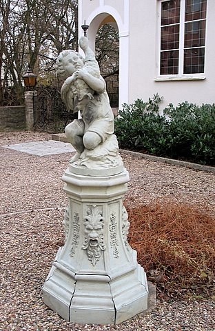 Skulptur på gården på Alvgatan 4.