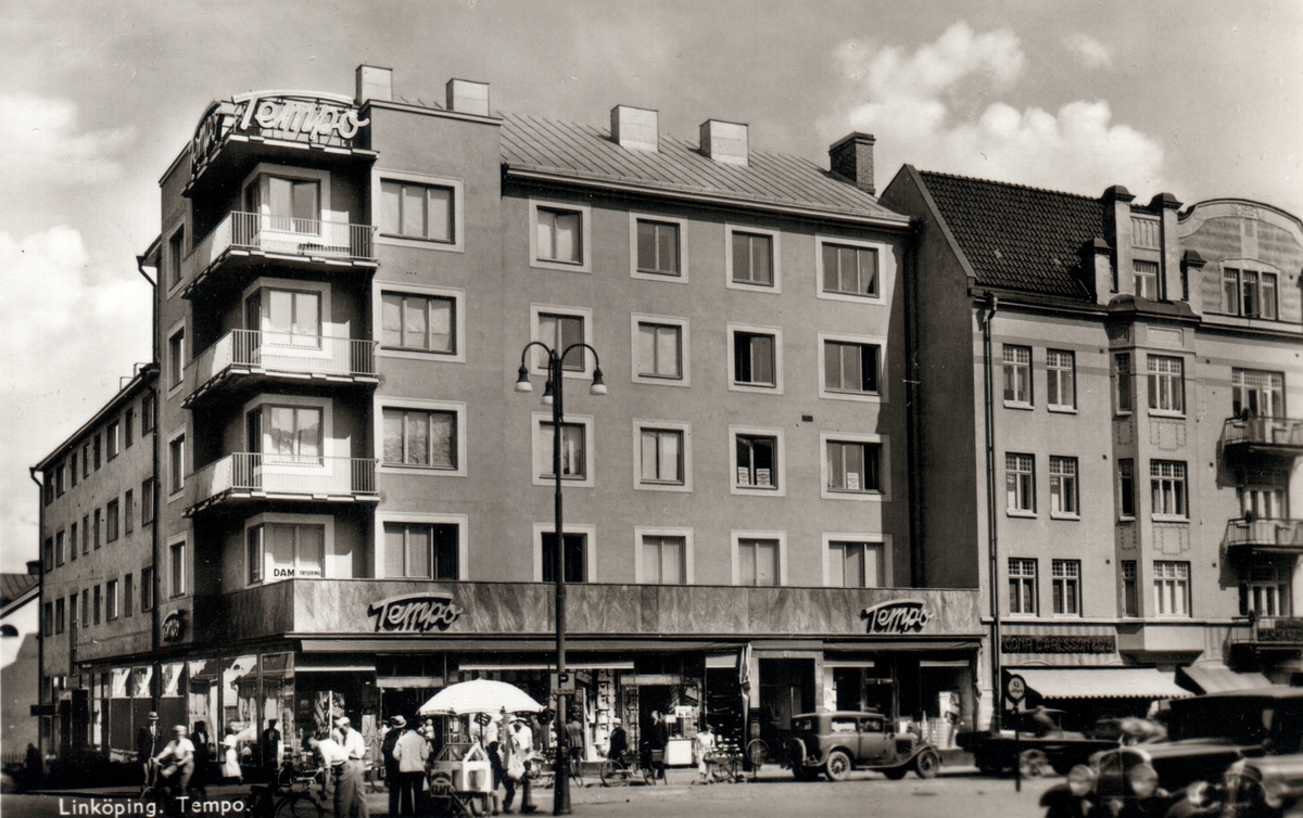 Korsningen Nygatan/S:t Larsgatan vi Trädgårdstorget med varuhuset Tempo, invigdes 1935.
Monterad på ett albumblad.