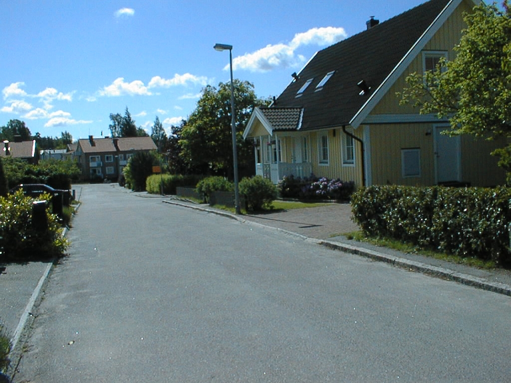 Sandtorpsgatan sedd söderut, bakom det gula huset korsas gatan med Majorsgatan.
Enligt 1954-års karta var adressen Sandtorpsgatan 8.
Tidigare låg här Solliden, flyttad till Gamla Linköping.