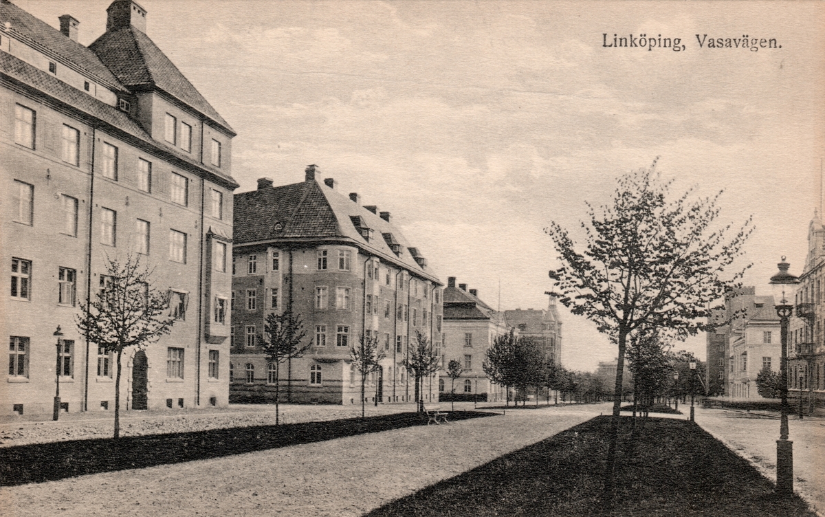 Orig. text: Linköping, Vasavägen.

Vasavägen sedd mot öster. Byggnaden längst ner på vänster sida av gatan är Miljonpalatset.