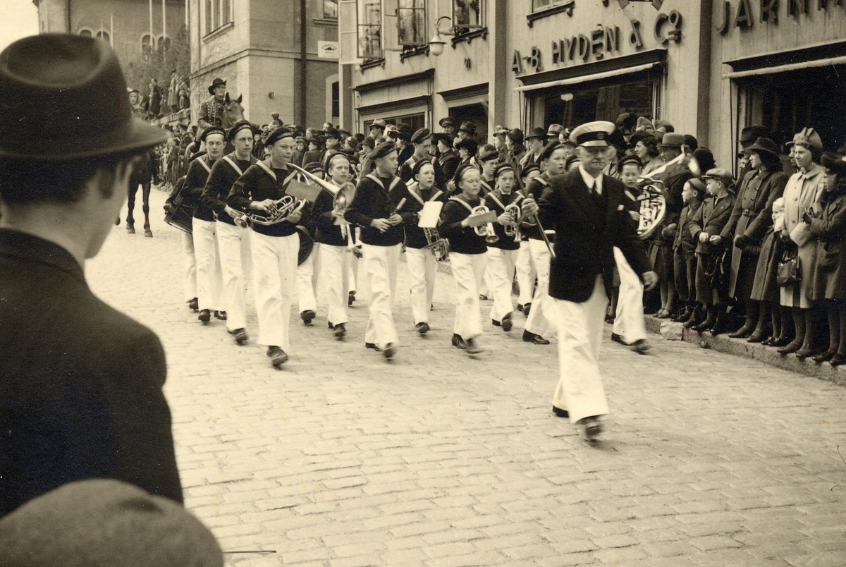 Bomans pojkar - Folkskolans musikkår i täten för majkarnevalen 1943. Musikkåren fyller 100 år i år (2006). Musikfanjunkare Boman utvecklade under åren 1930-1951 musikkåren till en institution i staden och många är de musiker som tagit sina första musikaliska steg i den.