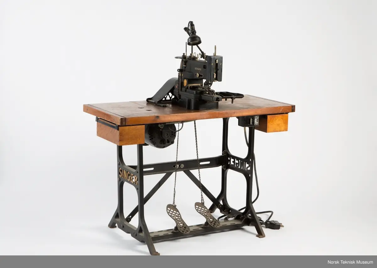 Symaskin med motor, sokkel og bord