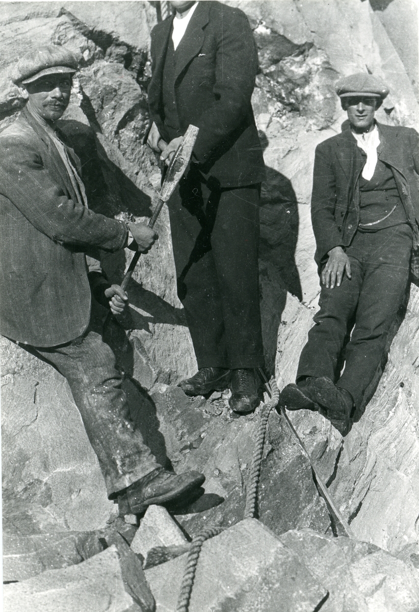 Anders Haugen og Thorvald Nilsen i arbeid med minering.