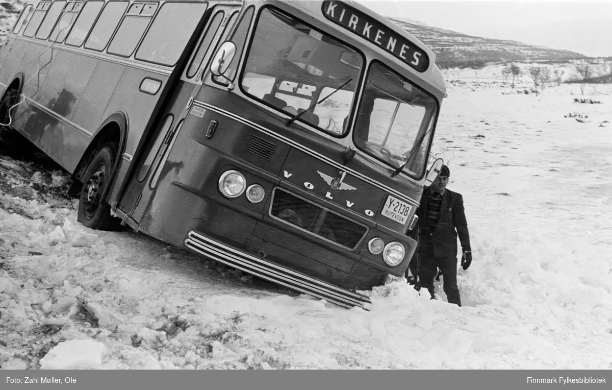 Busshavari mellom Vadsø og Kirkenes, muligens i Nord-Varanger. Bildet er tatt  ca. 15.2.1967. Buss med registreringsnummer Y-2138 var en Volvo B715, 1966-modell, 44 seter, med karosseri fra Larvik Karosserifabrikk. Fabrikkens logo (vingehjul) ses midt i fronter, over "Volvo". Bussen tilhørte busselskapet Polarbil, Vadsø, som hadde rutetrafikken i Øst-Finnmark fra 1920 til selskapet ble overtatt av Finnmark Fylkesrederi og Ruteselskap (FFR) 1. januar 1976.