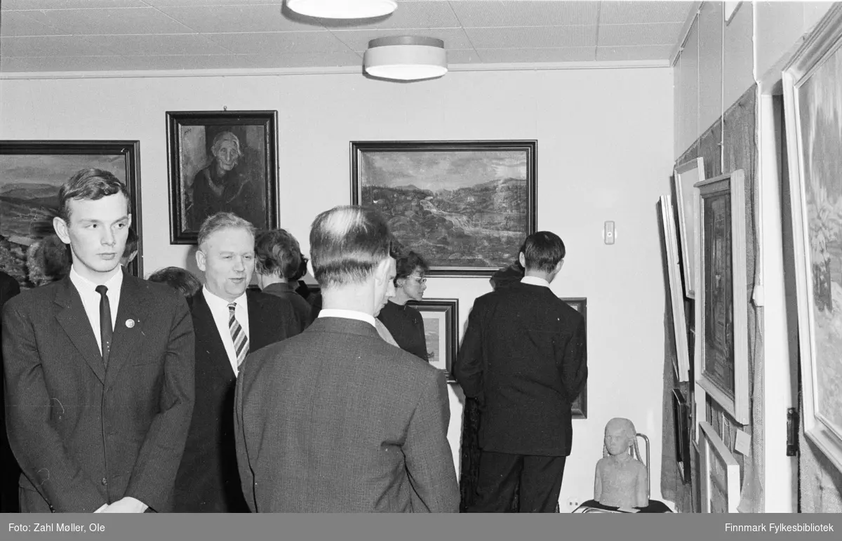 Vadsø 1967, Vadsø Kunstutstilling. Publikum på utstilling.