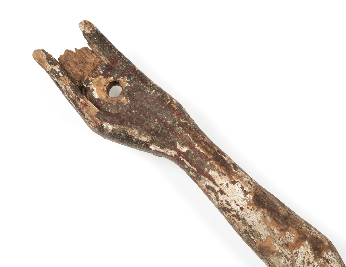 Krucifix, s.k. processionskrucifix, från 1400-talets början? Figuren synes ha varit förgylld, bloddroppar målade över hela kroppen. Kring höfterna ländkläde; törnkrona som verkar rullad duk el. dyl. Tvådelat skägg, hår och skägg svarta. Ena foten skadad. Själva korset saknas.