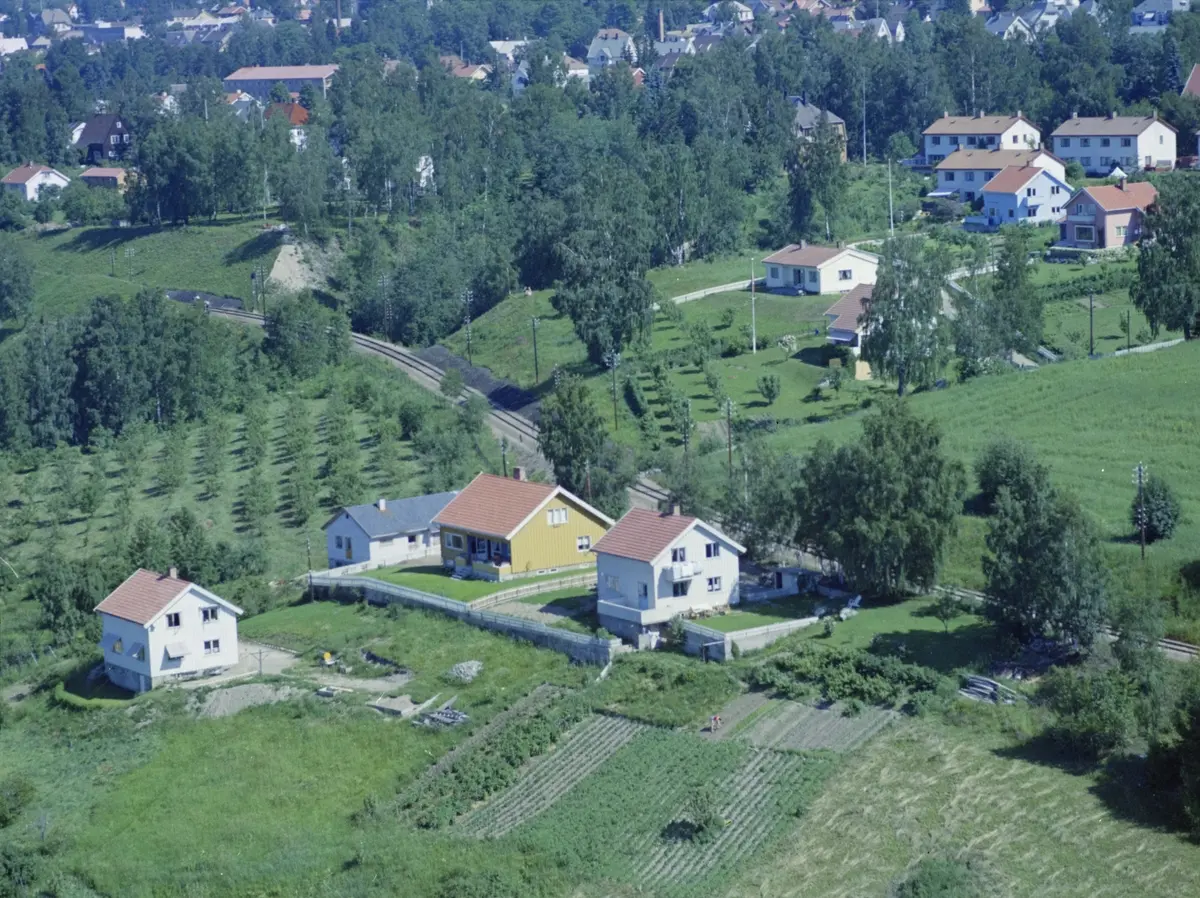 Flyfoto, Lillehammer, Søre bydel, Suttestad med bebyggelse Dr. Torps gate , Frødingfaret og Bekkefaret. Jernbanelinje midt i bildet.
Bekkefaret 12 er det hvite huser til venstre.