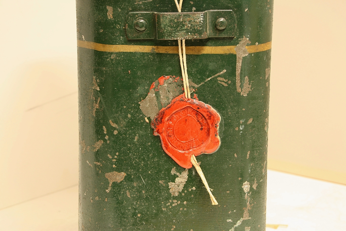 Avrundet, rektangulær boks. Den norske løve på fronten. Rødt segl på begge kortsidene. Hvit hyssing.