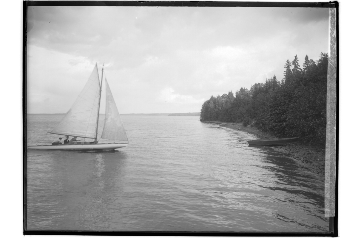 Segelsällskapets första segling i juni 1908 på Hjälmaren.
Segelbåt.