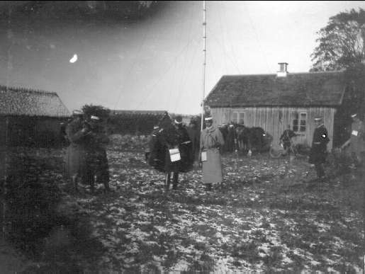 Fälttjänstövningar i Västergötland 1912 med 4. Skv K 7 i Malmö, skvadronchef löjtnant Ragnar Aaby- Ericsson. Vita band runt uniformsmössa markerar att skvadronen tillhör fiendesidan.